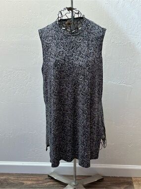 J. Jill Sleeveless Tunic Top Women’s Medium Petite Black White Abstract Print